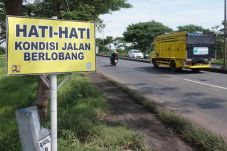 Waspadai Jalan Berlubang...