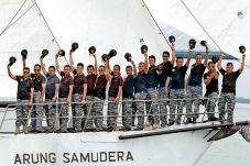 Di Atas KRI Arung Samudera...