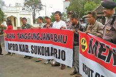 Warga Tuntut Legislator...