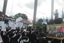 Massa SBSI Kepung Kantor...