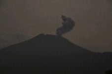 Gunung Slamet Keluarkan...