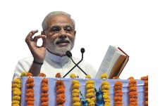 Modi Ambil Hati Warga...