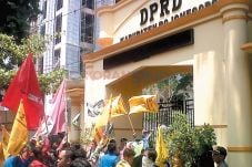 Mahasiswa Desak Kadisdik...