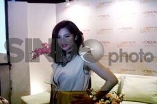 Dian Sastro Ubah Warna...