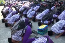 Ratusan Siswa MTS Sujud...