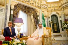 Saudi Hentikan Serangan...