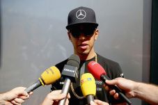 Hamilton Adopsi Gaya...