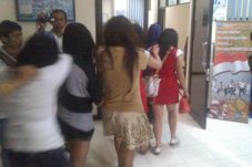 11 Wanita Pelayan Kafe...