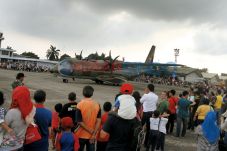 Joy Flight Diserbu Warga,...
