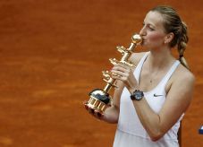 Kvitova Kawinkan Gelar...