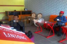 Menikmati Kopi Lintong...
