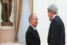 Tiba di Sochi, Kerry...