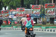 Pohon Dipenuhi Spanduk