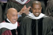 Kanye West Terima Gelar...