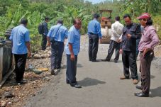 Warga Protes Aspal Jalan...