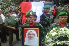 Dikebumikan, Istri Dubes...
