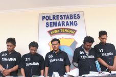 Komplotan Penagih Utang...