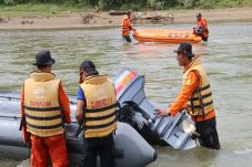 Bawa Kayu di Sungai,...