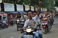 Rayakan Kelulusan, Pelajar...