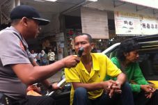 Telanjang Dada Bawa...