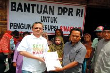 DPR Bantu Pengungsi...