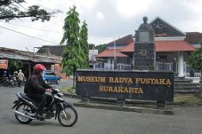 Radya Pustaka Didorong...