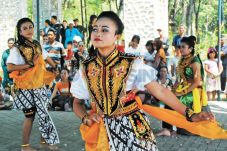 Jathilan dan Gejog Lesung...
