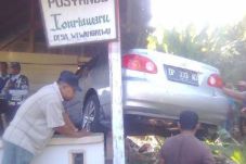 Pengemudi Hilang Kendali,...