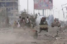 Saudi Cs Bombardir Istana...