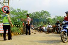 Jembatan Darurat Surobayan...