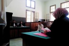 Guru Pelempar Sepatu...