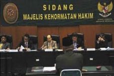 MKH Pecat Hakim Herman
