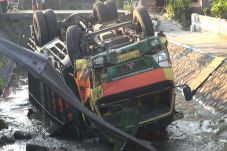 Sopir Mengantuk, Truk...