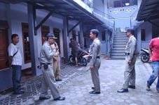 Risma Perintahkan Satpol...
