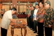 Terima Gratifikasi,...