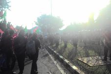 Merangsek ke Istana...