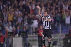 Jadi Pahlawan Juventus,...
