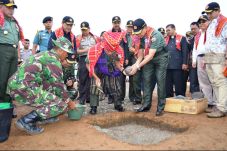 TNI Bangun Gereja di...