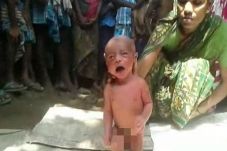 Dukun India Paksa Bayi...