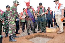 TNI Bangun Gereja di...
