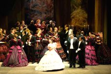 Traviata, Diplomasi...
