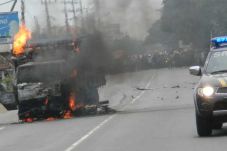 Mobil Boks Sepatu Terbakar,...