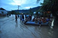 Banjir Hantam Tiga Kelurahan...
