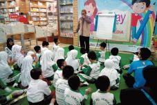 Ajak ke Toko Buku dan...
