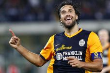 Luca Toni Dekati Sejarah...