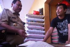 Cari Beras Plastik,...