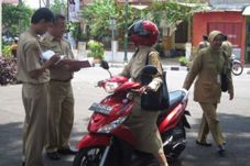 Keluyuran saat Jam Kerja,...