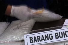 Polisi Gerebek Pabrik...