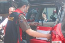 Kejaksaan Geledah Kantor...