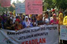 Ratusan Lansia Kepung...